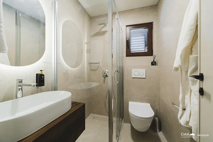 Brandneue Luxusvilla mit Swimmingpool in der Nähe von Budva